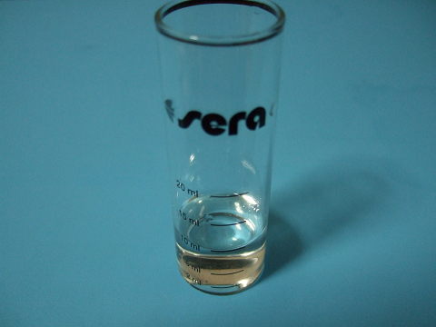 SERAの硝酸塩試薬（NO3 Test）付属の試験管をよく洗い、飼育水を１０ｍＬ入れます。
