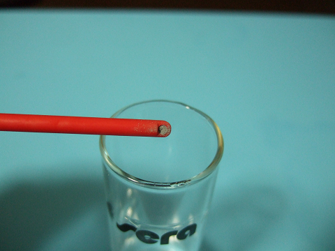 SERAの硝酸塩試薬（NO3 Test）の試薬(3)を付属のスプーンですり切り１杯入れます。