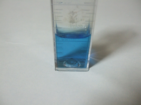 試験管の海水の色が青くなります。