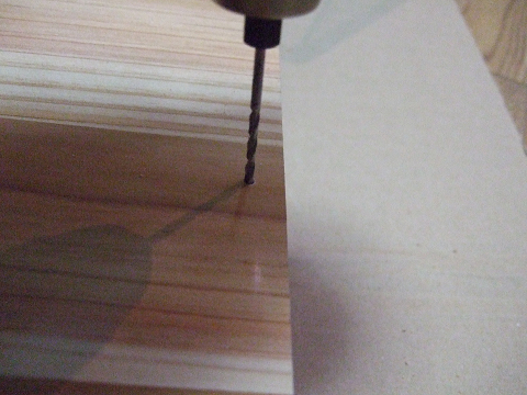 板が割れないように細いドリルで穴をあけました。