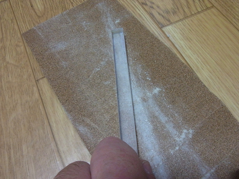 アクリル角棒の接着面を紙ヤスリで整えておきました。